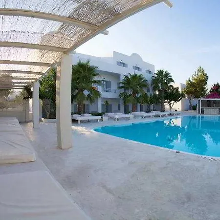 28 Kamari (Santorini)